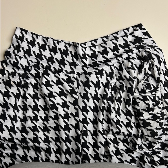 Stylish Black and White Houndstooth Women's Pants 3X - Picture 3 of 4